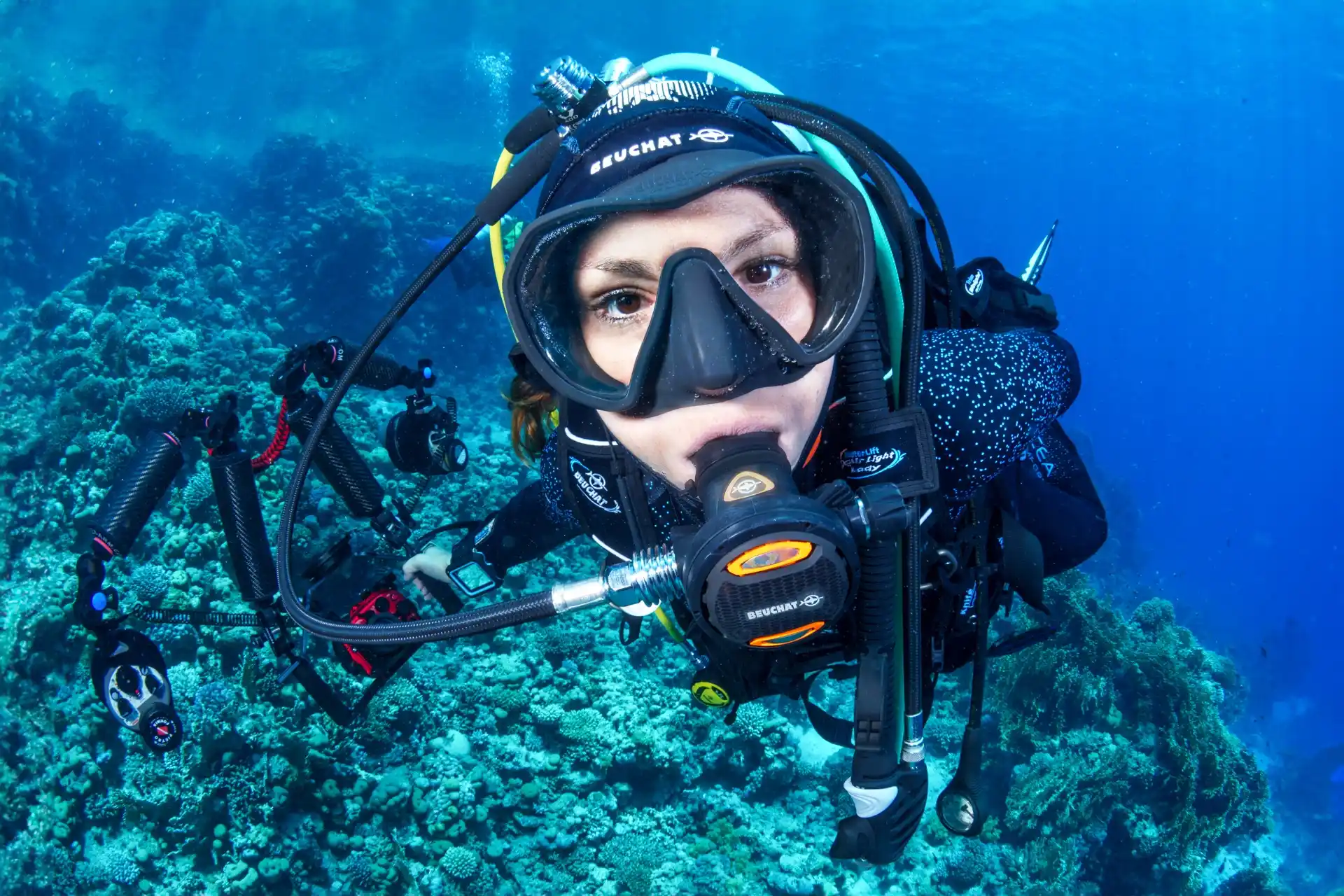 Plongeuse sous l’eau, près du fond